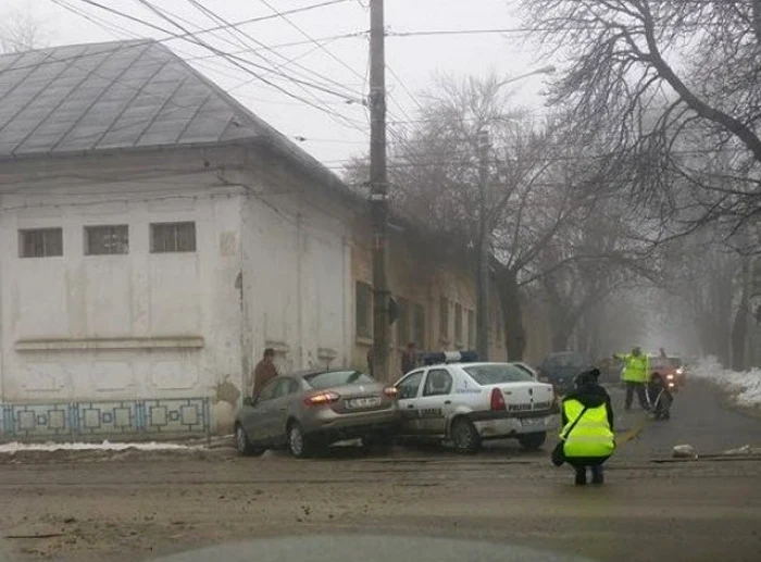 Poliţiştii implicaţi în accident se îndreptau spre Piaţa Centrală, unde aveau o misiune. Foto: GSDG