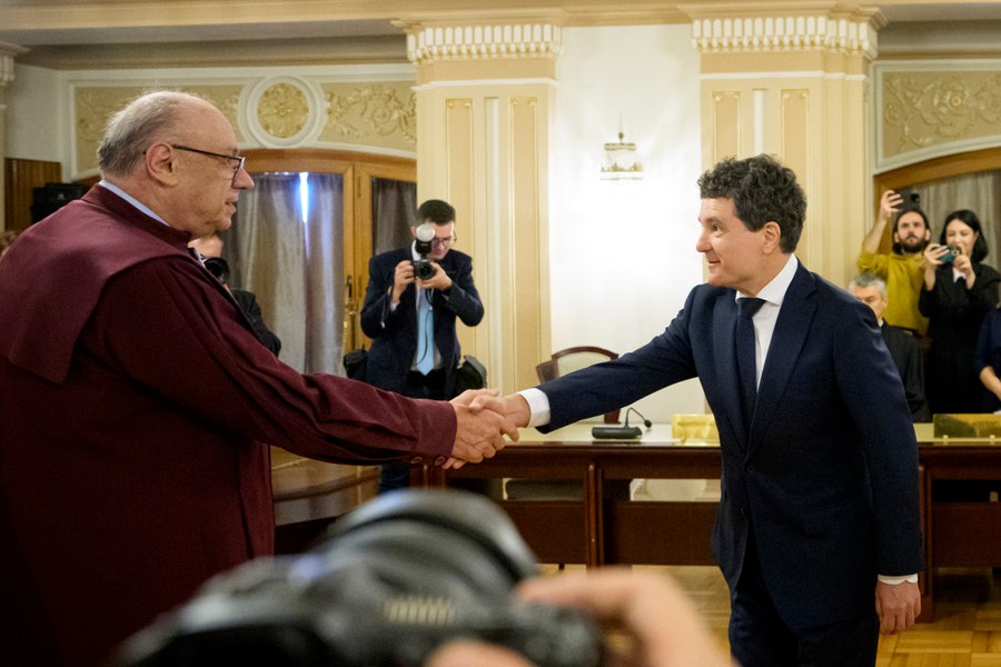 Culisele sesizării de către președintele Nicușor Dan privind legile anti-extremism - sau are președintele României nevoie de aplaudaci și yesmeni?