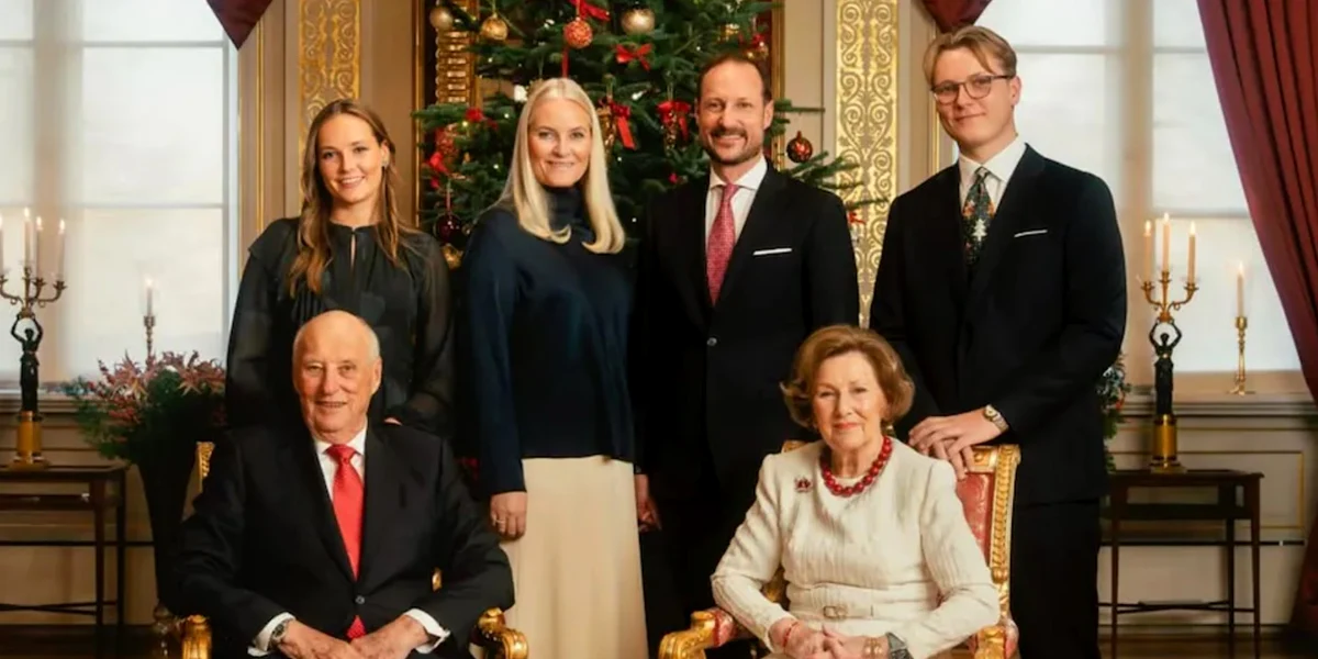Prințesa Mette Marit, Prințul Haakon alături de Rege și Regina foto Casa regală a Norvegiei jpg