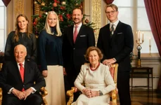 Prințesa Mette Marit, Prințul Haakon alături de Rege și Regina foto Casa regală a Norvegiei jpg
