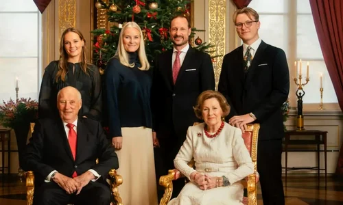 Prințesa Mette Marit, Prințul Haakon alături de Rege și Regina foto Casa regală a Norvegiei jpg