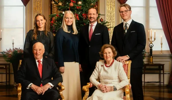 Prințesa Mette Marit, Prințul Haakon alături de Rege și Regina foto Casa regală a Norvegiei jpg