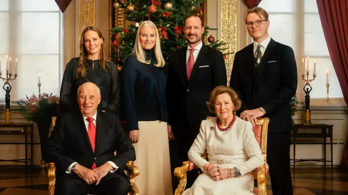 Prințesa Mette Marit, Prințul Haakon alături de Rege și Regina foto Casa regală a Norvegiei jpg