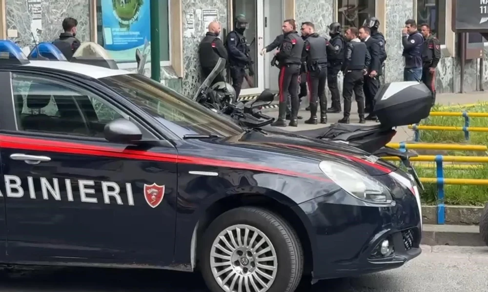 Jaf armat într-o bancă din Napoli. Hoţii au luat 30 de ostatici. Carabinierii au înconjurat clădirea