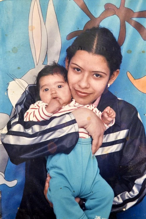 Magali, la vârsta de şase ani, în braţele mamei sale