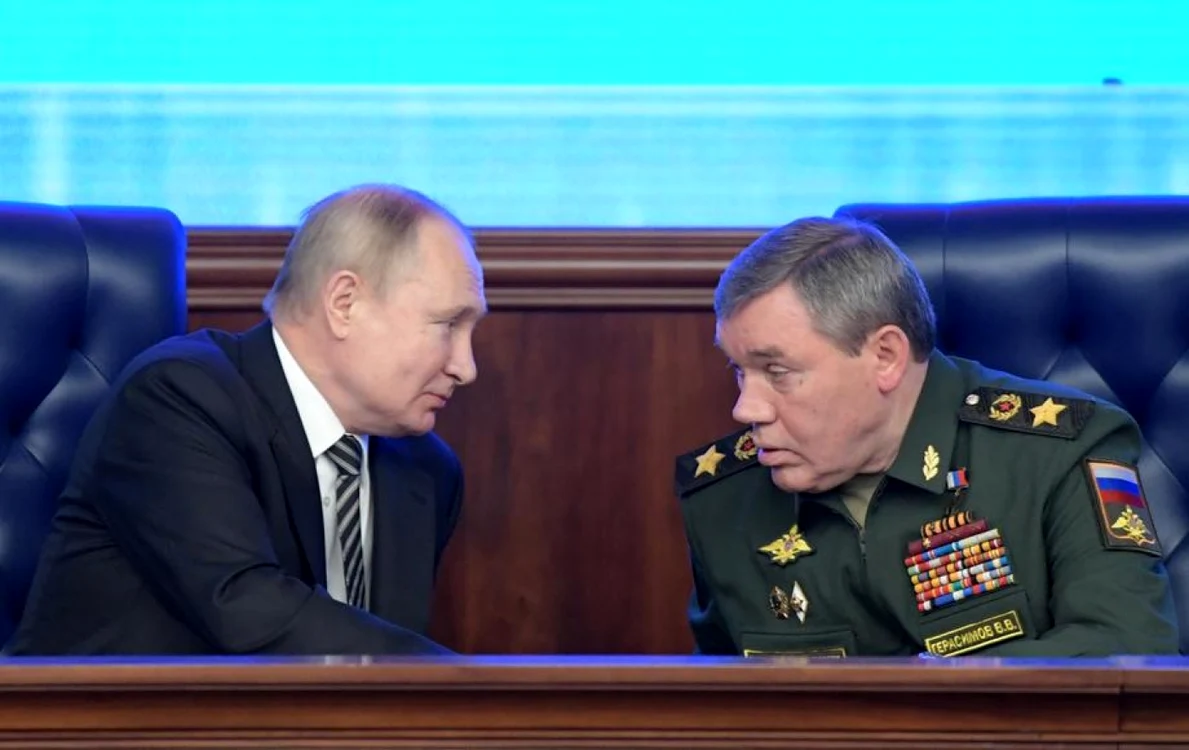 Vladimir Putin (stânga) și Valeri Gherasimov surprinși în timp ce dialogau FOTO EPA-EFE