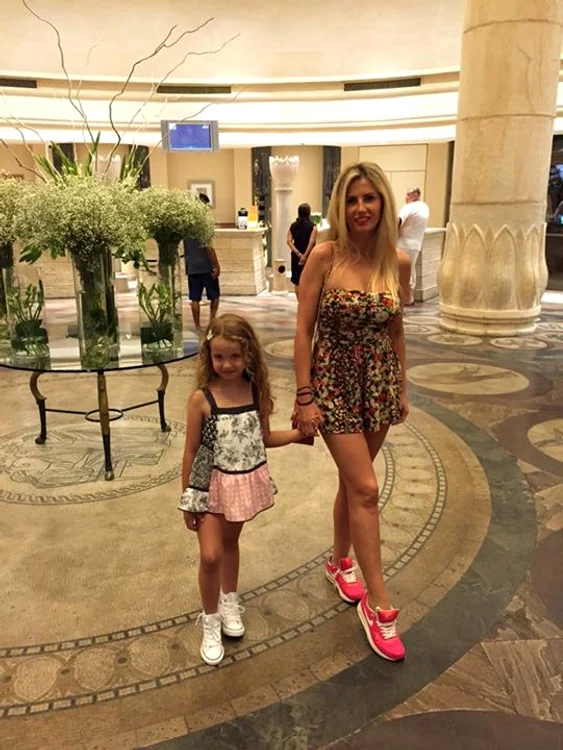 Andreea Bănică și fetița ei Sofia