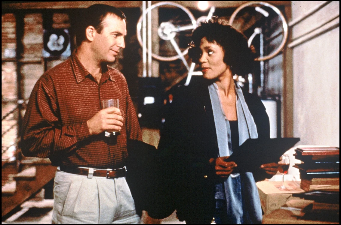 Kevin Costner și Whitney Houston în "The Bodyguard", foto arhivă