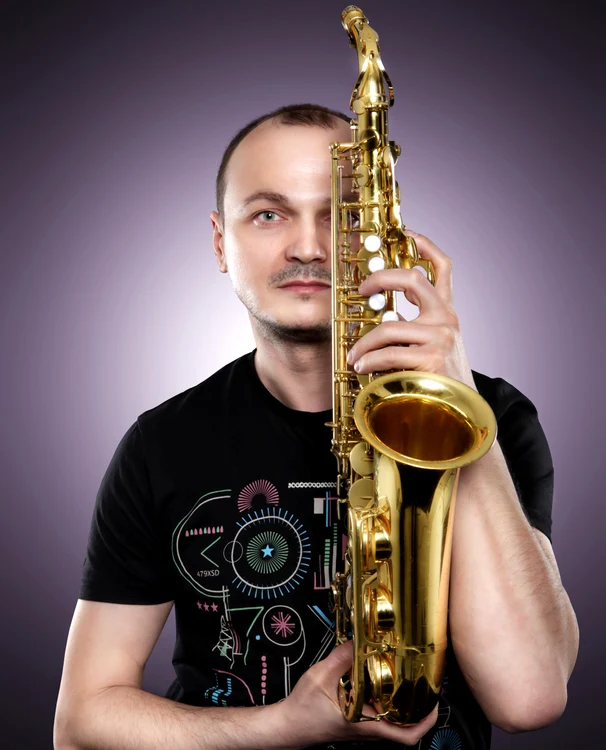 Intrarea la concertul lui Saxy este liberă