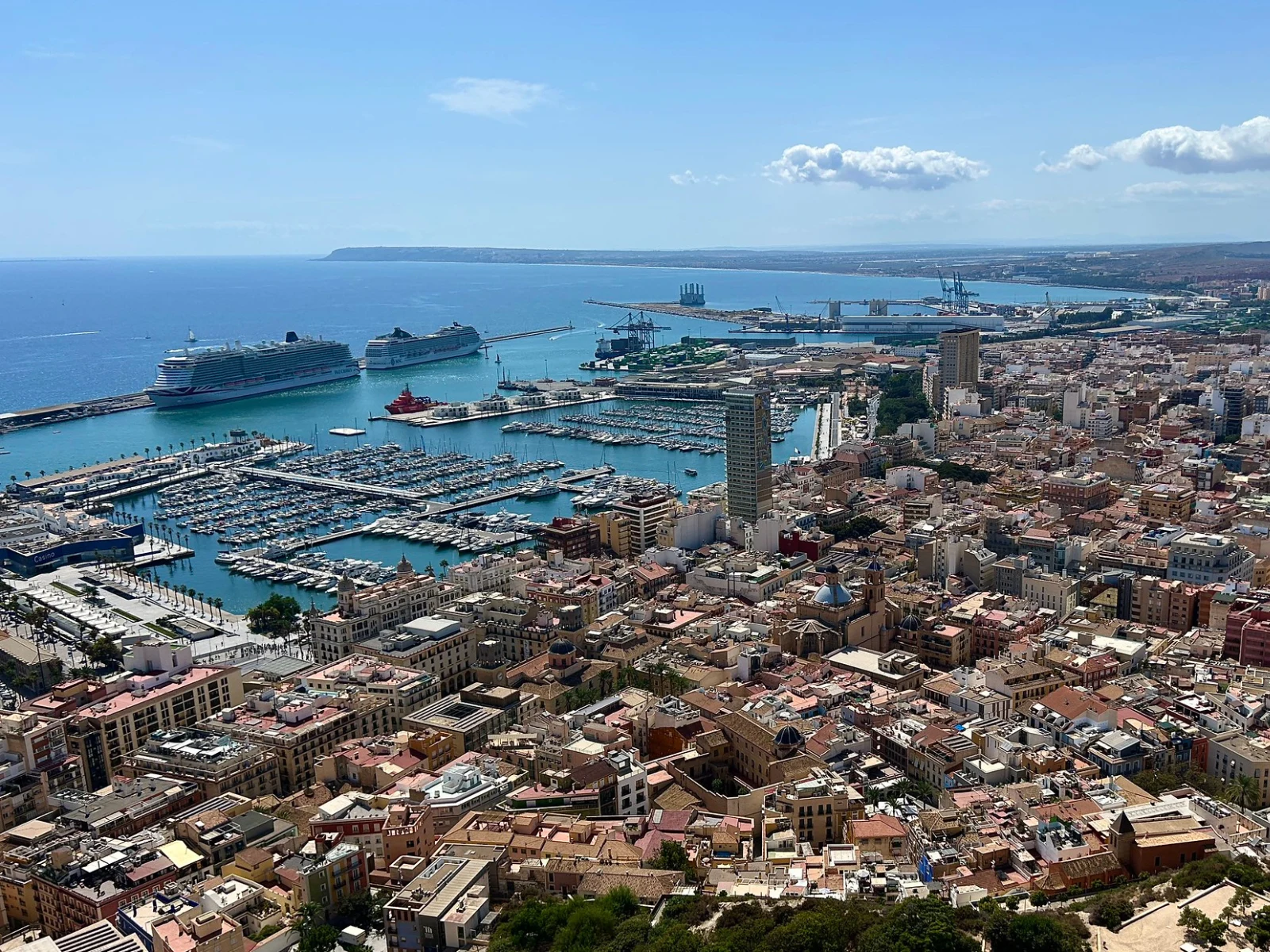 Orașul din Spania care este în topul celor mai populare destinații din 2026, datorită prețurilor accesibile și climei blânde