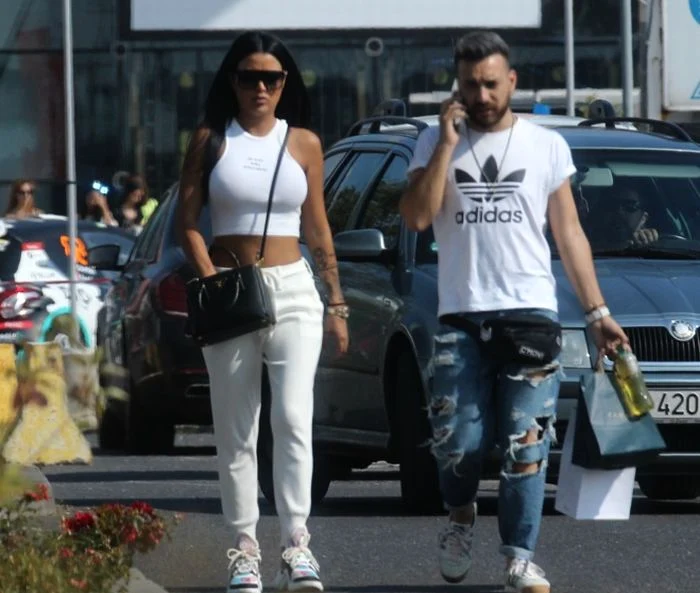 Daniela Crudu şi vărul ei la mall, surprinşi de fotoreporterii Click!