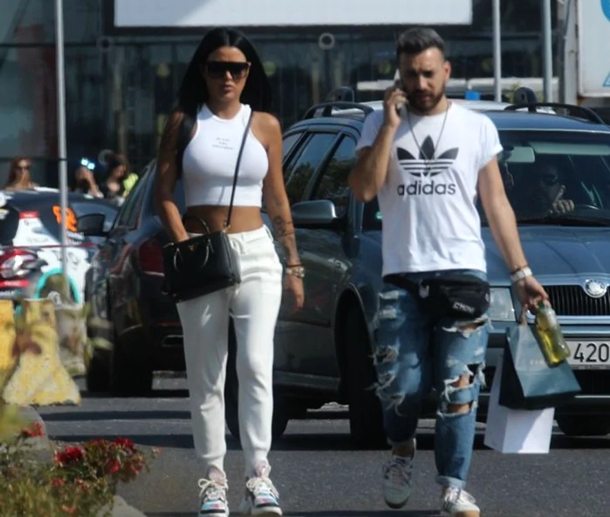 Daniela Crudu şi vărul ei la mall, surprinşi de fotoreporterii Click!