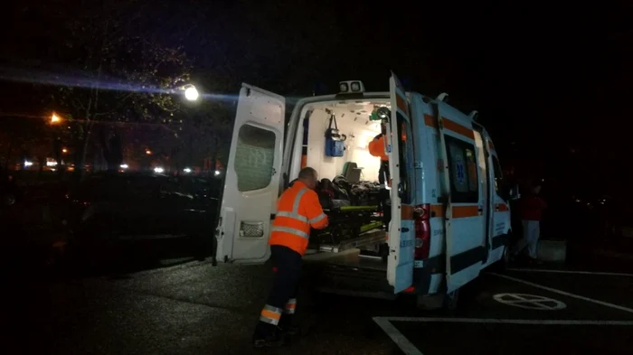 Sâmbătă seara, adolescenta de 15 ani a ajuns cu o ambulanţă la Spitalul Judeţean de Urgenţă Bistriţa FOTO: Bianca Sara Gavrilă