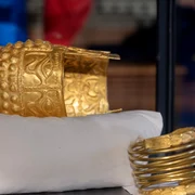 Coiful de aur de la Coțofenești și două brățări dacice, furate anul trecut din Muzeul Drents, au fost recuperate recent de autoritățile olandeze (© Facebook / Muzeul Național de Istorie a României)