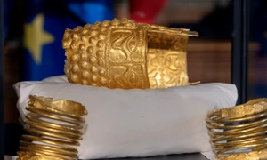 Coiful de aur de la Coțofenești și două brățări dacice, furate anul trecut din Muzeul Drents, au fost recuperate recent de autoritățile olandeze (© Facebook / Muzeul Național de Istorie a României)