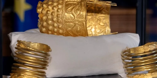Coiful de aur de la Coțofenești și două brățări dacice, furate anul trecut din Muzeul Drents, au fost recuperate recent de autoritățile olandeze (© Facebook / Muzeul Național de Istorie a României)