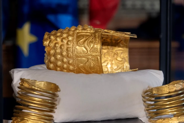 Coifului de la Coțofenești și cele două brățări dacice recuperate în urma jafului din Olanda