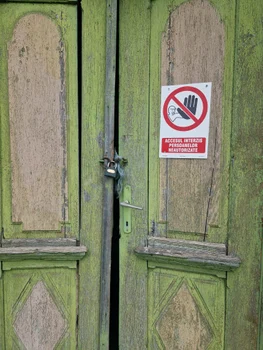 S-a pus lacăt la intrarea în biserică Foto: Arhiepiscopia Bucureștilor jpg