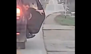 un tanar s-a aruncat din masina in arad foto captura video Glasul Aradului