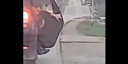 un tanar s-a aruncat din masina in arad foto captura video Glasul Aradului