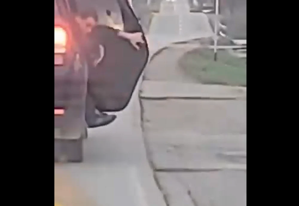 Scene șocante filmate pe un drum din Arad. Un tânăr s-a aruncat dintr-o mașină în mers