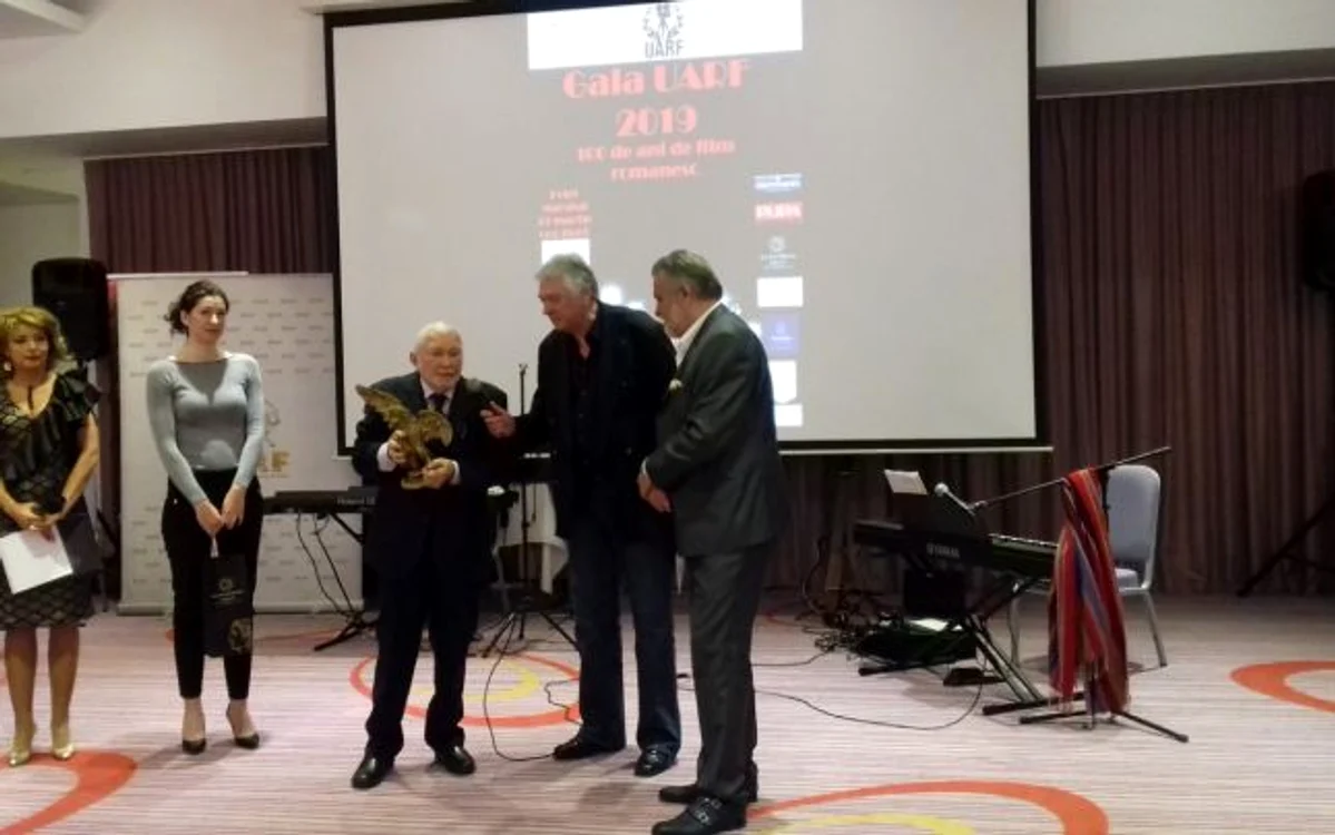 Regizorul Mircea Mureşan, premiat de către regizorul Ioan Cărmăzan