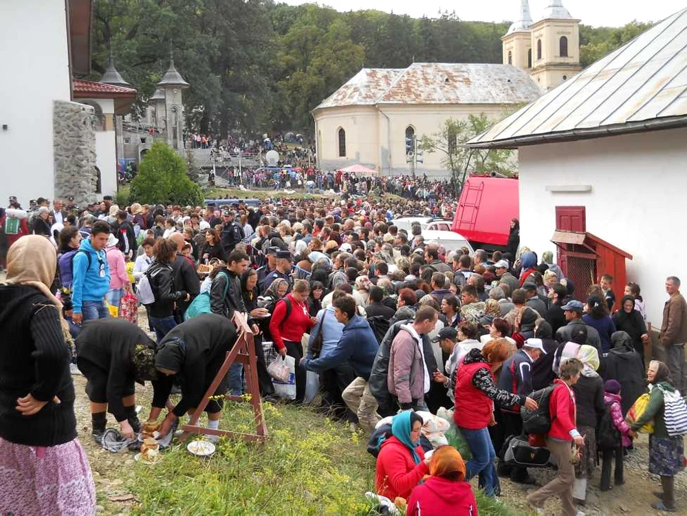 20.000 de sarmale s-au dat pelerinilor la Mănăstirea Nicula