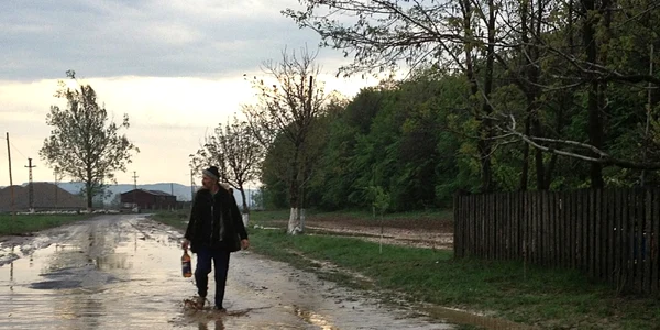 Inundaţii în oraşul Liteni. Zeci de gospodării au fost afectate de o rupere de nori. FOTO