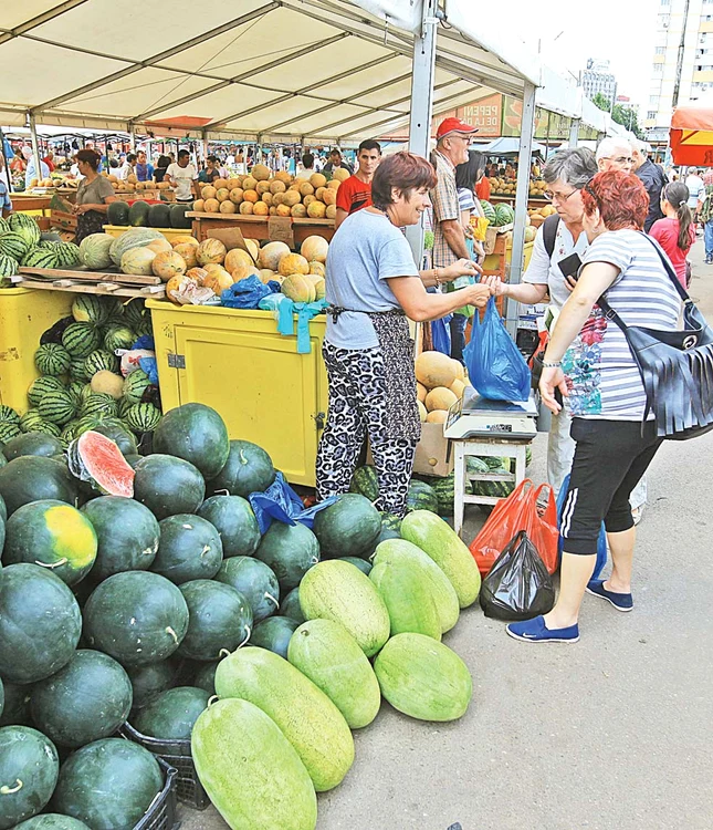 Bucureştenii au luat cu asalt  tarabele cu lubeniţe,  din Piaţa Obor