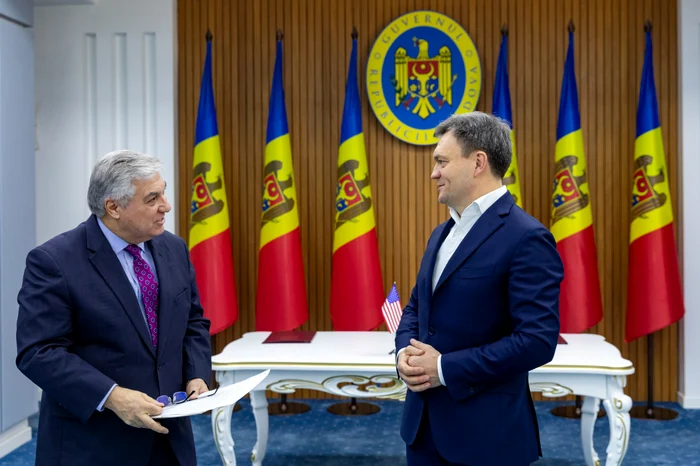 Dorin Recean și John Allelo au semnat declarația privind alocarea banilor. FOTO: Gov.md