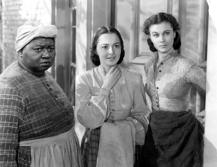Hattie McDaniel, Olivia de Havilland și Vivien Leigh în filmul ”Pe aripile vântului”foto: Wikimedia