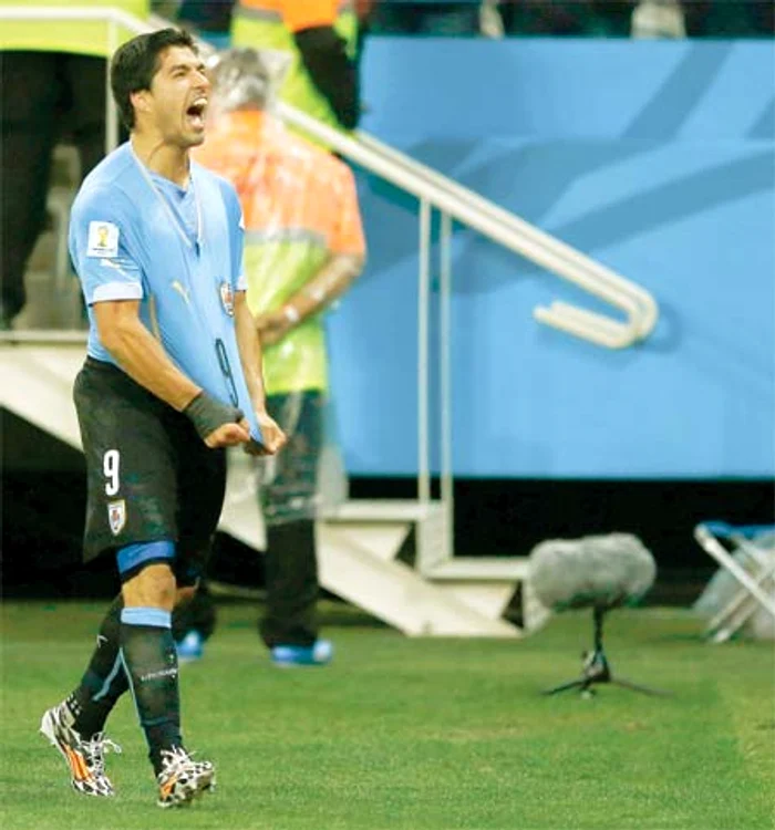 Atacantul uruguayan a fost eroul meciului cu Anglia, o partidă în care acum o săptămână nici nu ştia dcă va putea evolua FOTOGRAFII: REUTERS