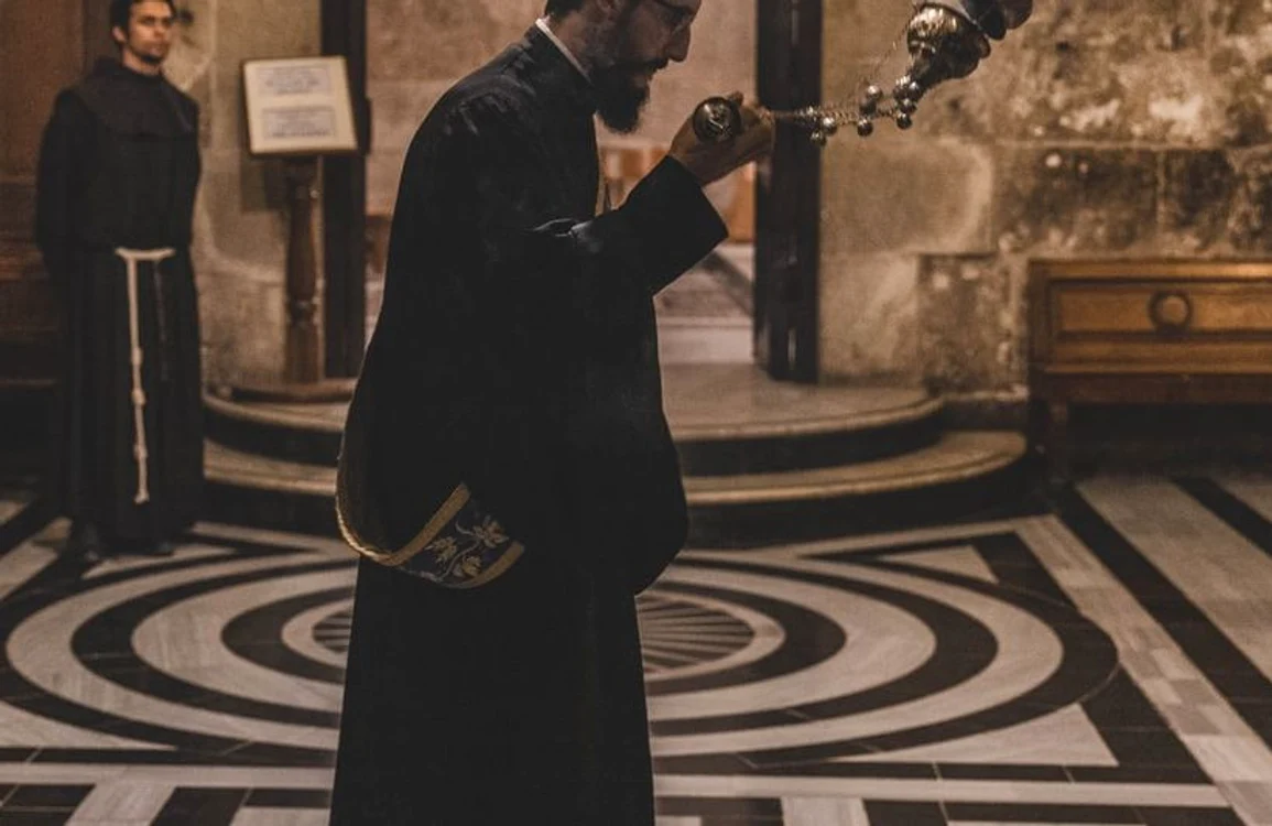 Autoritățile încearcă acum să afle cu câte persoane a intrat în contact preotul Foto: Unsplash