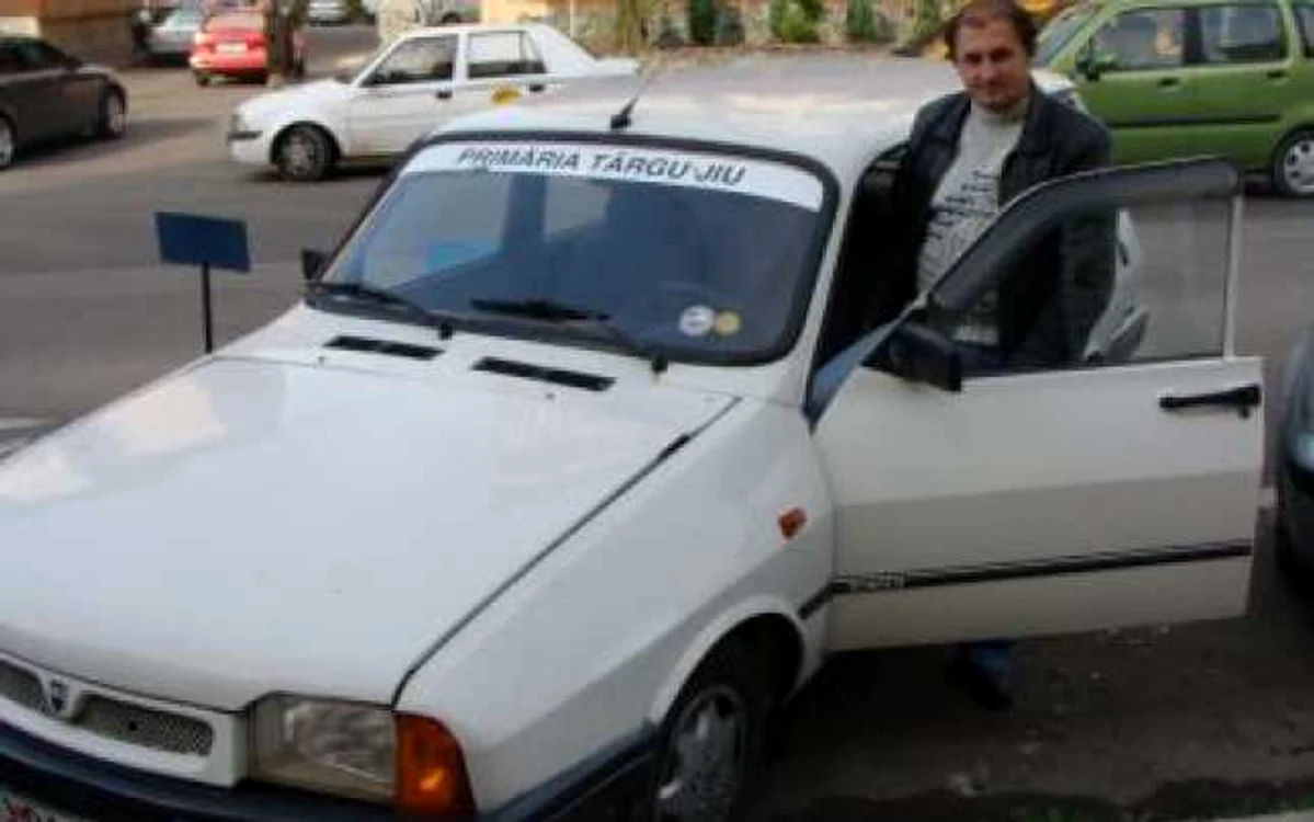 Târgu-Jiu: Angajaţii Primăriei Târgu-Jiu se deplasează cu o Dacie ruginită