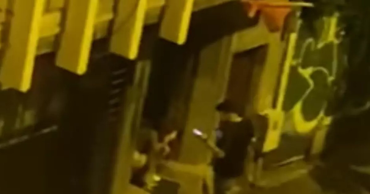 Scenă șocantă în București: un bărbat atacă o tânără pe stradă. Ce măsuri ia Poliția?