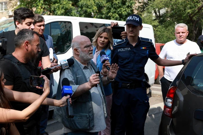 Alfred Bulai este escortat de polițiști în timpul unei percheziții, în București. FOTO Inquam Photos / Cosmin Enache
