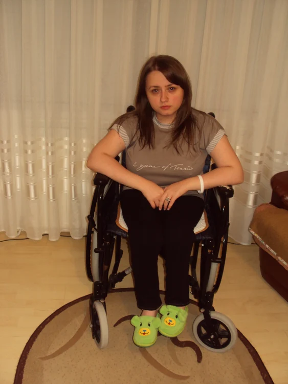 
    Dana Andrei stă de 12 ani într-un cărucior cu rotile. Ca să meargă, îi mai trebuiesc 1.000 de euro  