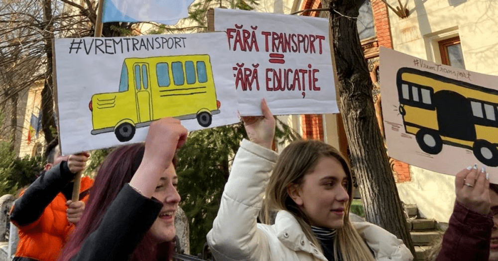 Transportul nedecontat, „ghimpele” care a îndepărtat de școală generații de liceeni