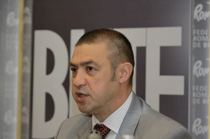 
    Fostul preşedinte al Federaţiei Române de Box (FRB) Rudel Obreja a fost condamnat definitiv, miercuri, de Curtea de Apel Bucureşti, la trei ani de închisoare cu suspendare  