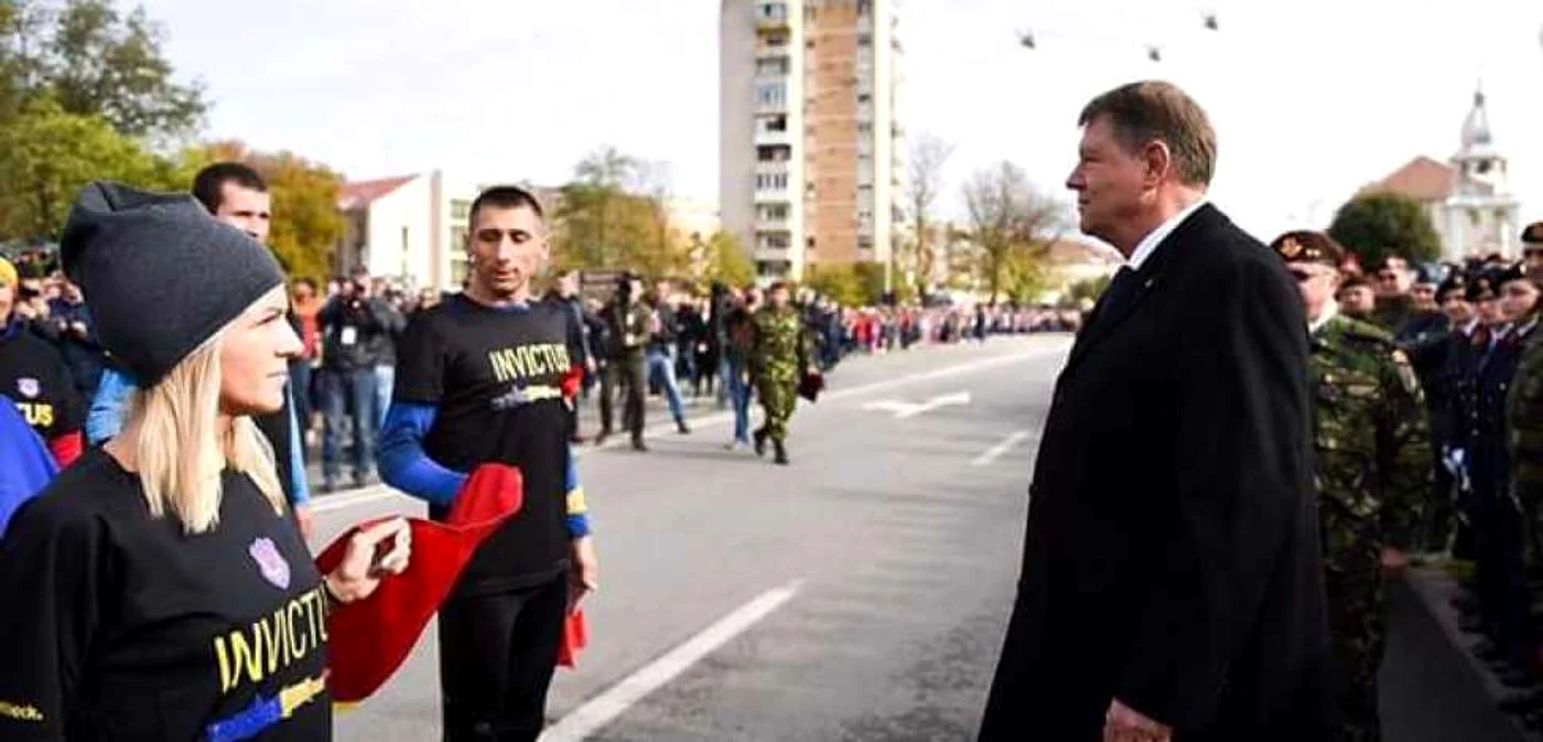Este pentru prima dată când membrii Invictus oferă drapelul şefului statului FOTO Facebook.com/Nicolae Gabriel Oros