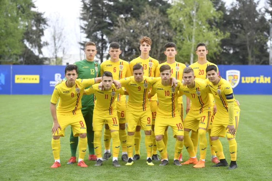 Nicolas Popescu, al doilea de la dreapta la stânga, pe rândul de sus