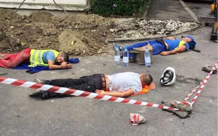 Muncitori surprinşi dormind pe şantierul pe care lucrează FOTO Facebook