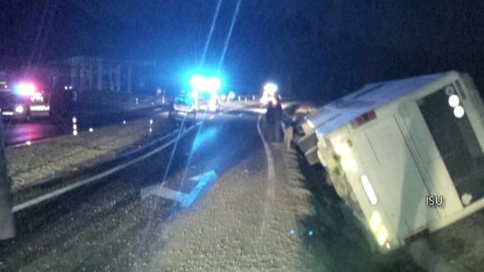 Autocarul s-a răsturnat într-un şanţ pe DN1Foto: România TV