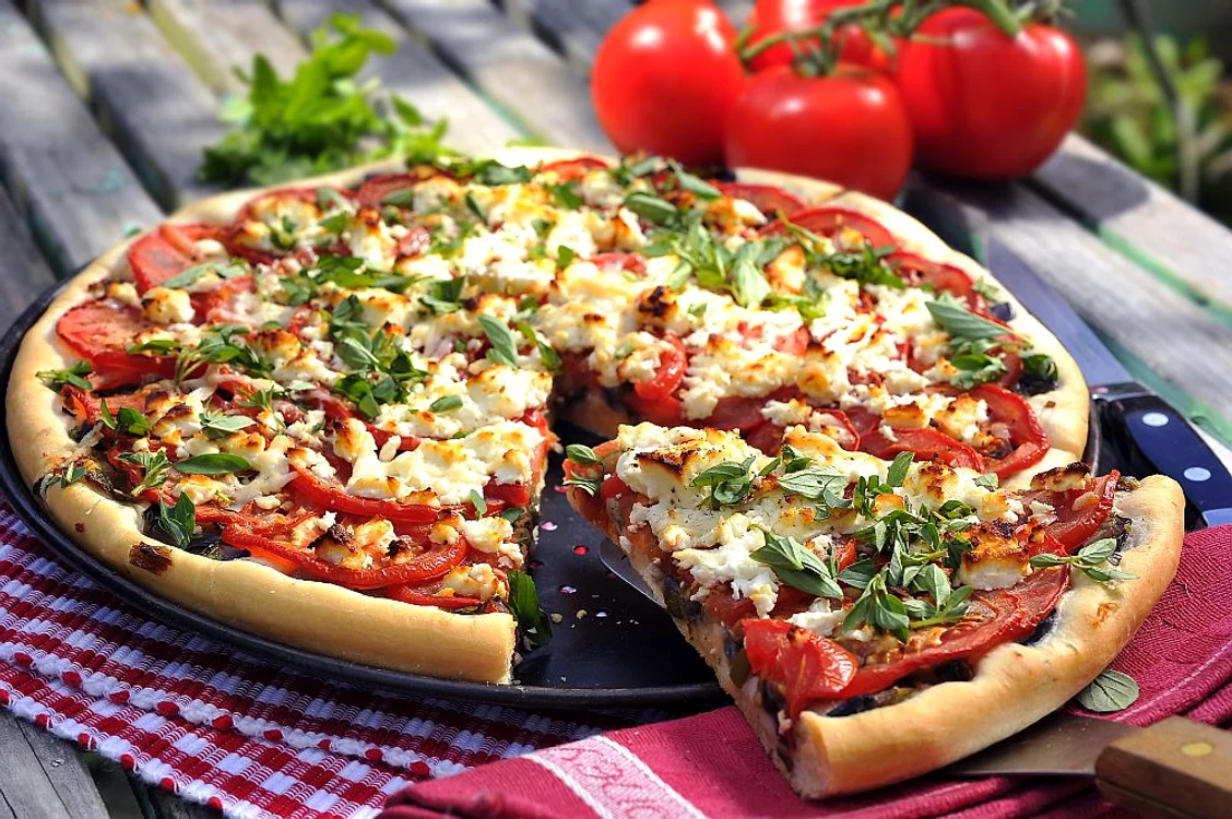 pizza cu rosii si ciuperci jpeg