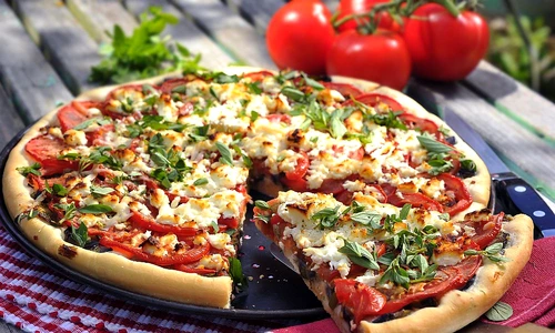 pizza cu rosii si ciuperci jpeg