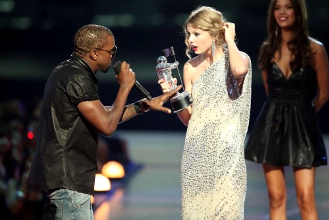 
    Rapperul Kanye West a luat-o razna la premiile MTV VIDEO  