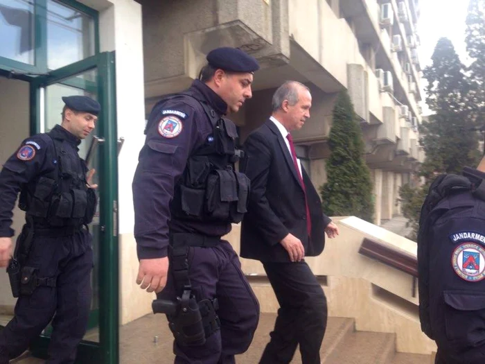 Aurel Gabriel Simionescu - primarul municipiului Brăila, a fost scos de trei jandarmi din clădirea Primăriei şi dus la DNA Galaţi pentru a da declaraţii  FOTO: Alina Tatu