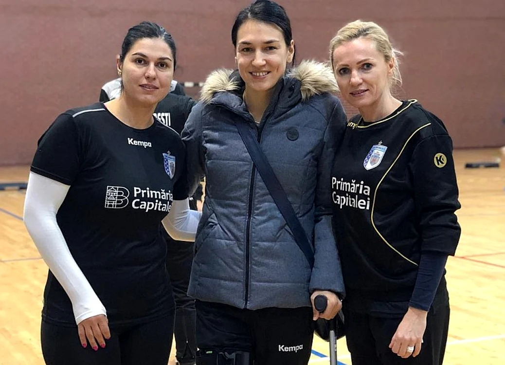 
    Cristina Neagu le-a încurajat pe Oana Manea și Iulia CureaFoto: Facebook / Cristina Neagu  