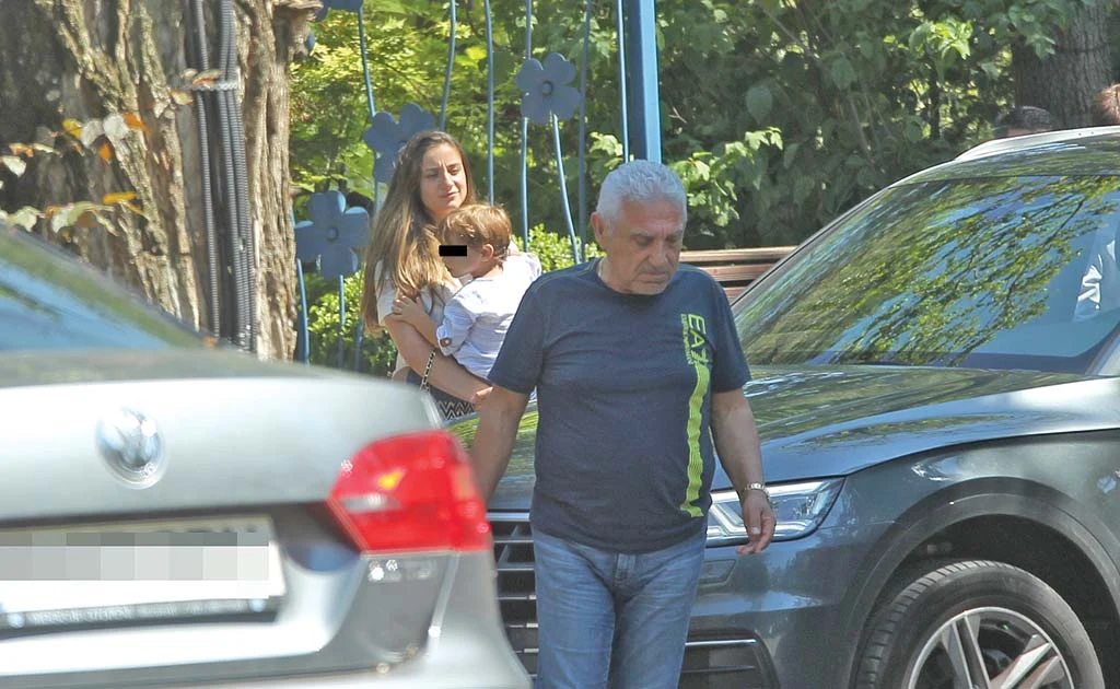 EXCLUSIV Ce Fericit E Giovani Becali Cu Tot Clanul La Restaurant!