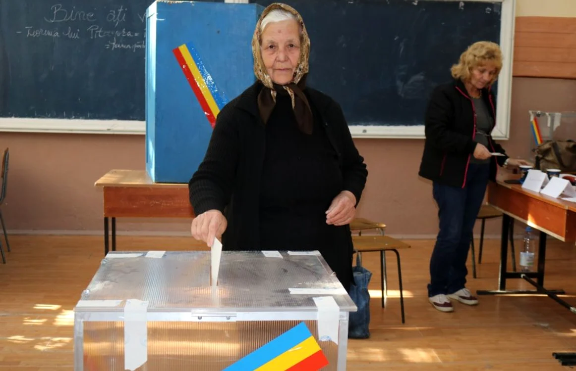 Imagine dintr-o secţie de votare amenajată în Colegiul Tehnic Domnul Tudor FOTO Alexandra Georgescu